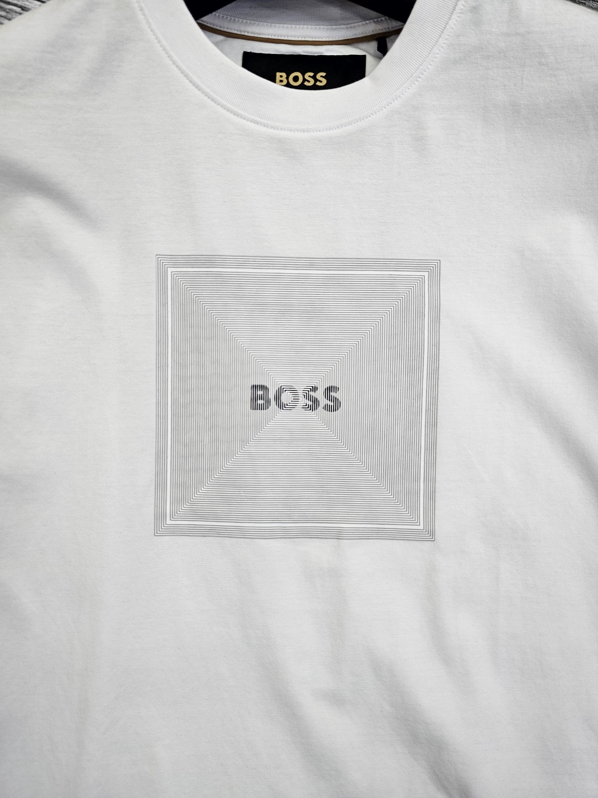 Tshirt boss carré blanc