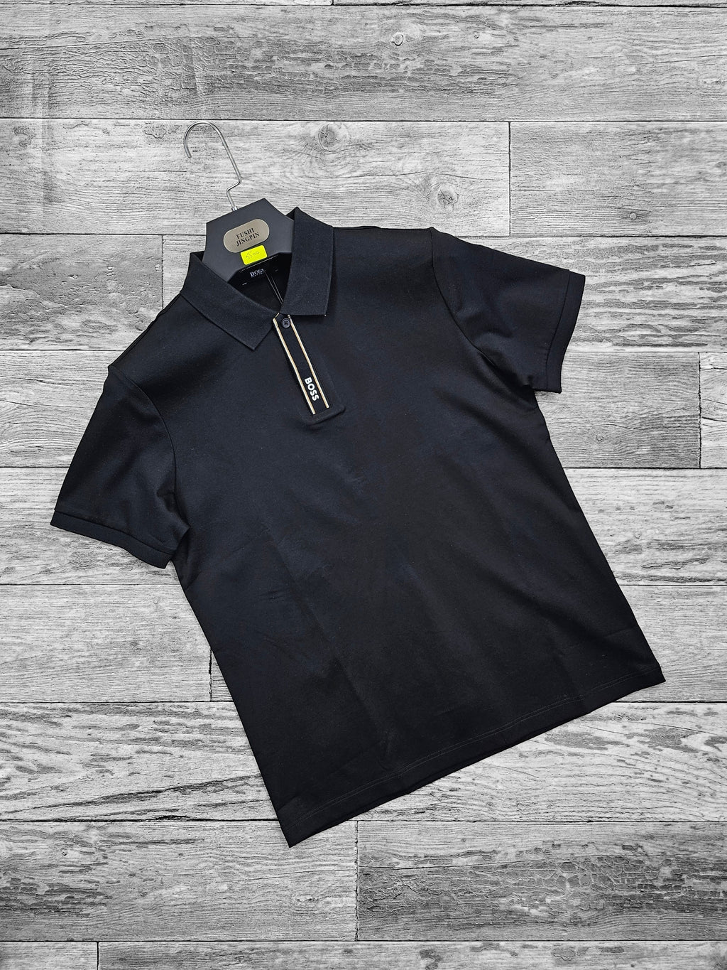 Polo Boss bouton caché