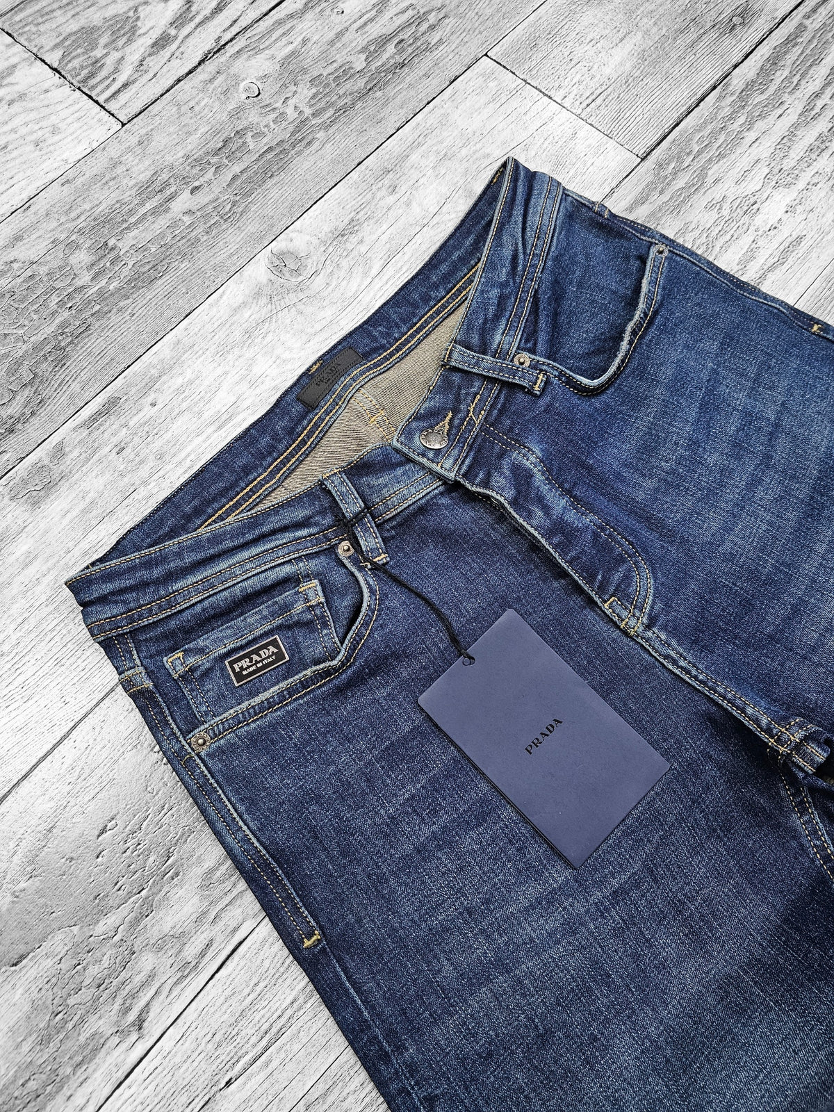 Prada bleu foncé